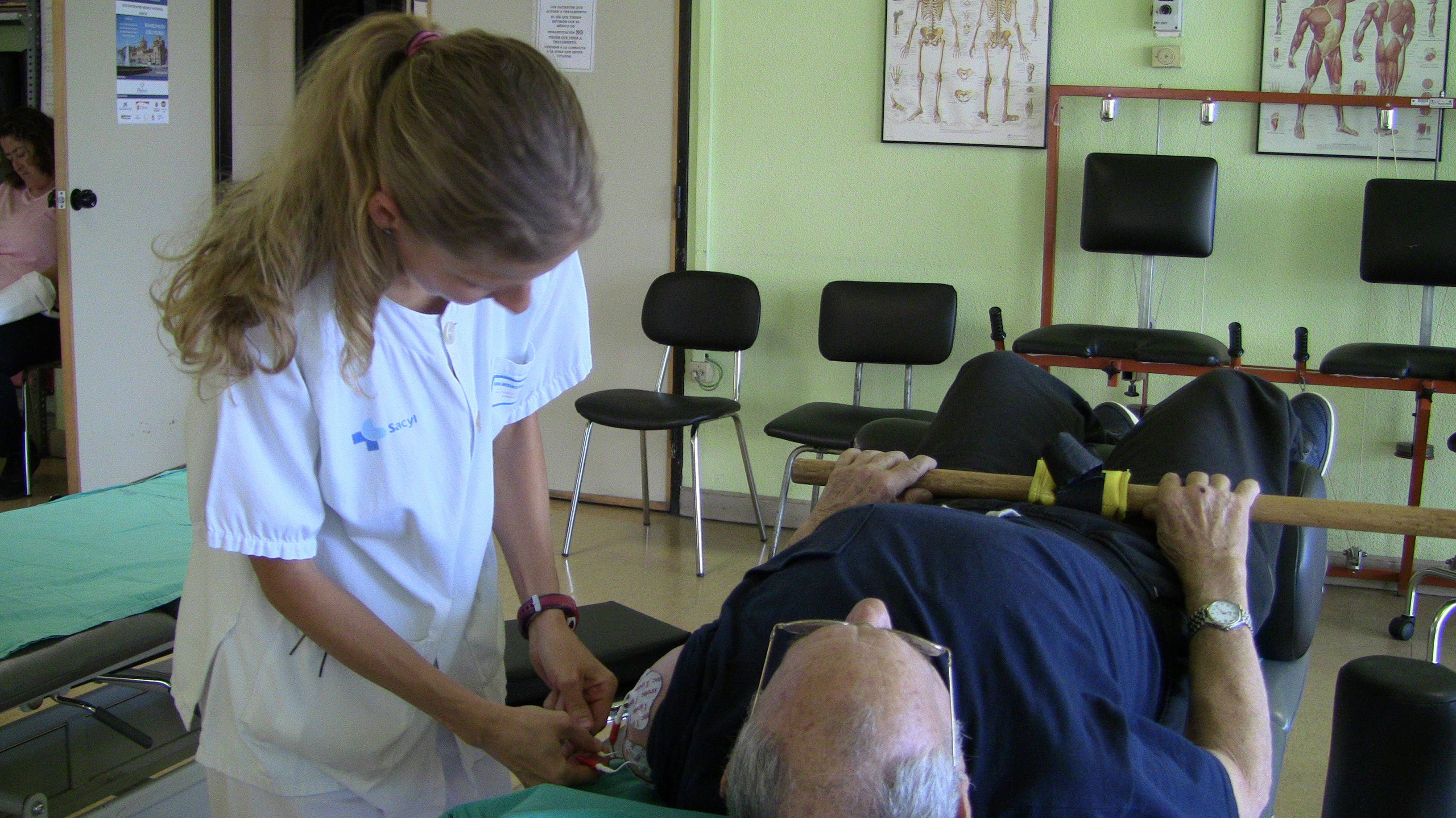 Una fisioterapeuta atiende a un paciente en Valladolid